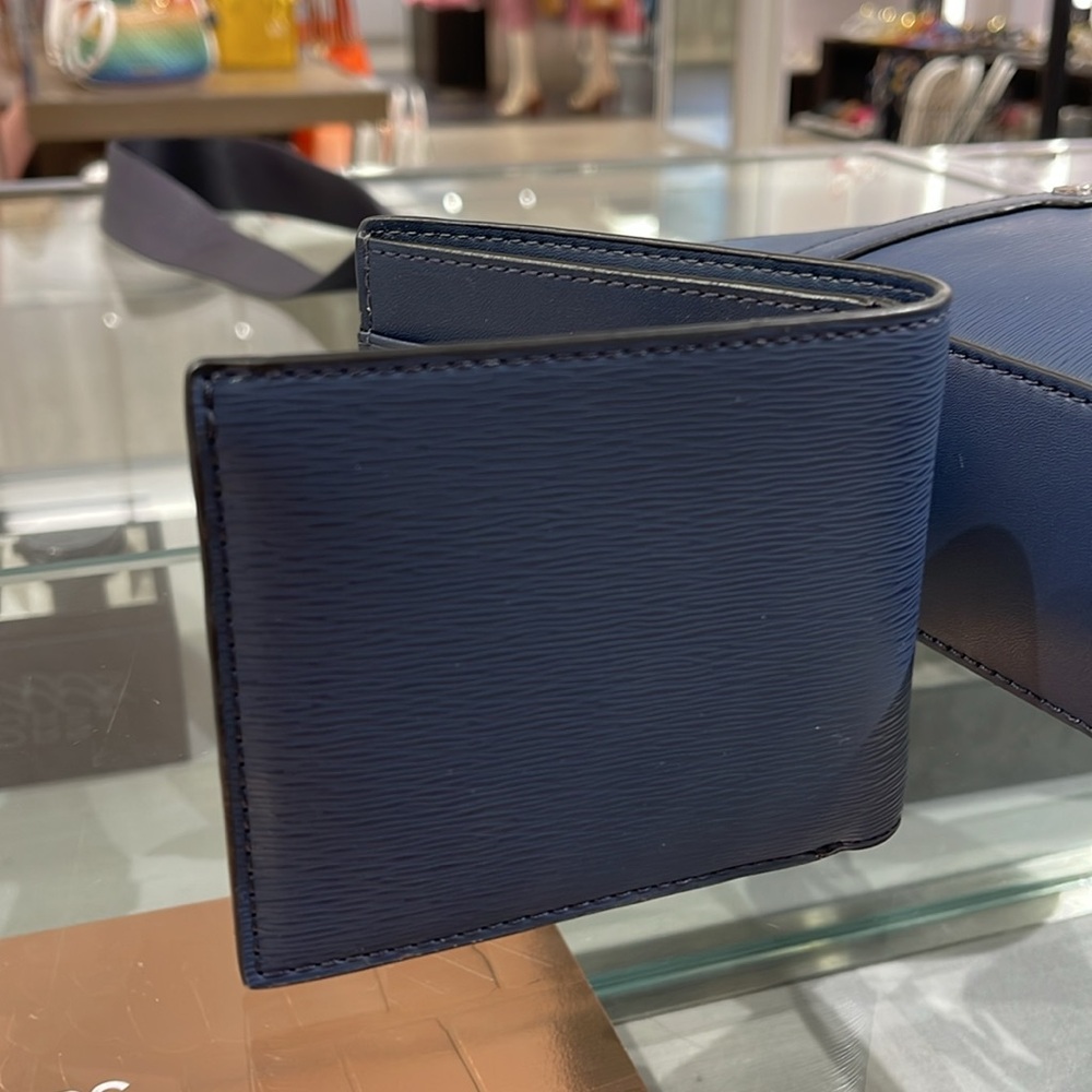Michael Kors Cooper Billfold Wallet
Navy 
NWT - Picture 5 of 16